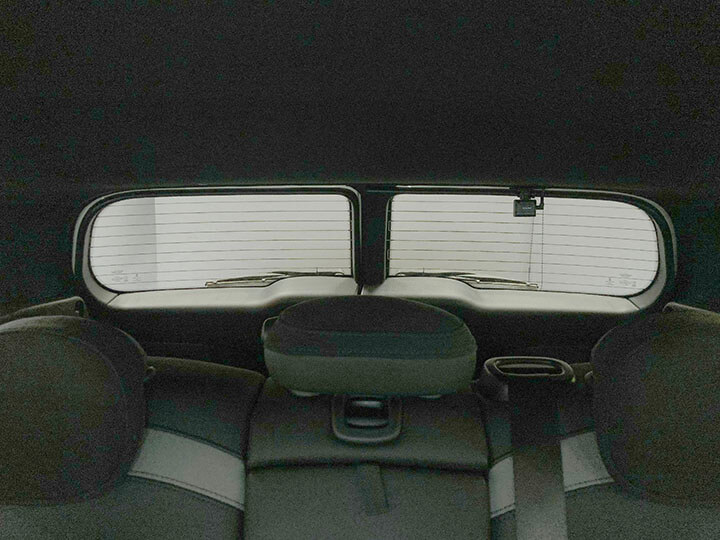令和4年BMWミニのカーフィルム施工前内側のリアガラス
